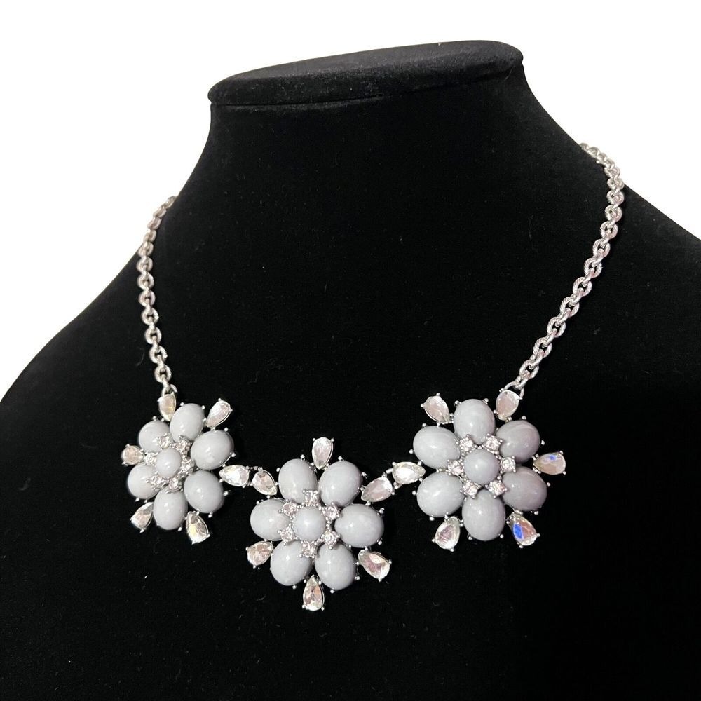 Women's Necklace Grey / Silver Tone Flowers Statement Princess‎ 18 in ext 3.5 in